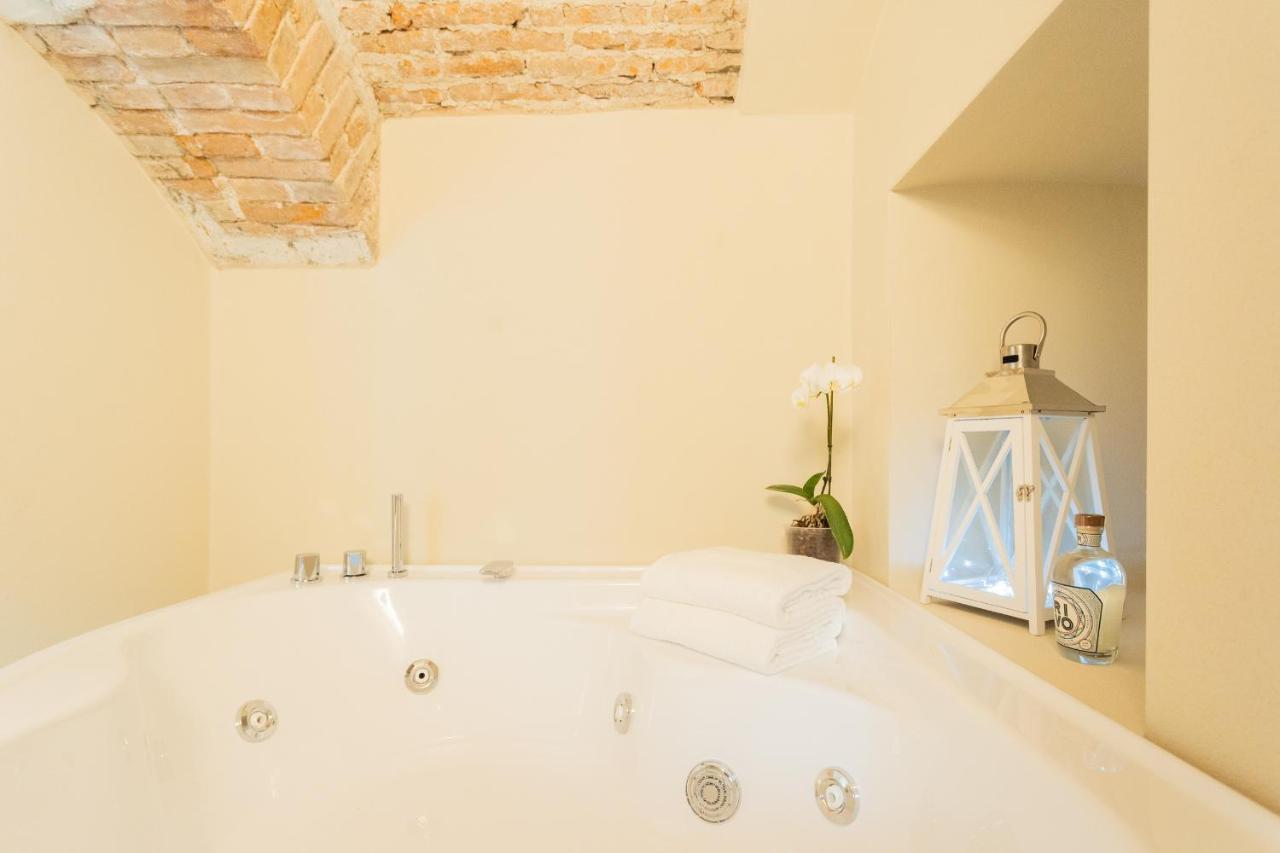 Romantic Escape City Centre With Jacuzzi & Parking By Rent All كومو المظهر الخارجي الصورة