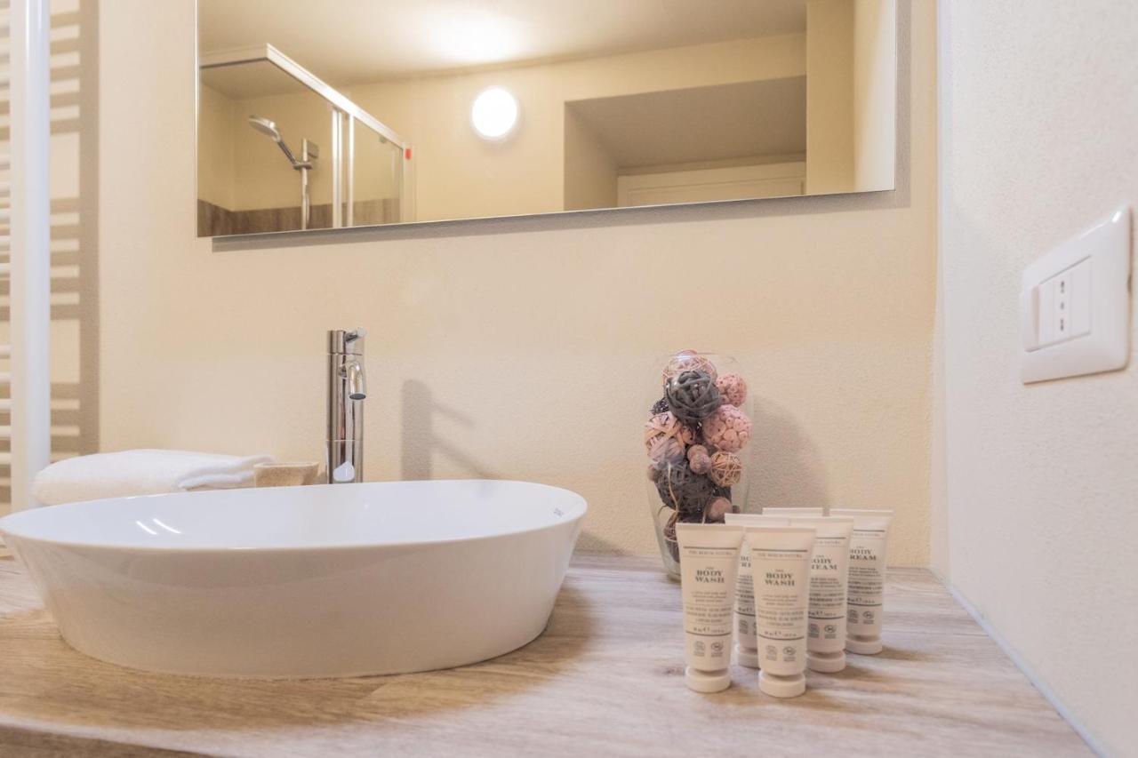 Romantic Escape City Centre With Jacuzzi & Parking By Rent All كومو المظهر الخارجي الصورة